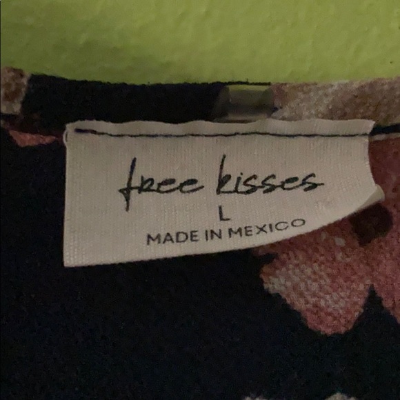 Free Kisses Blouse - Picture 2 of 4